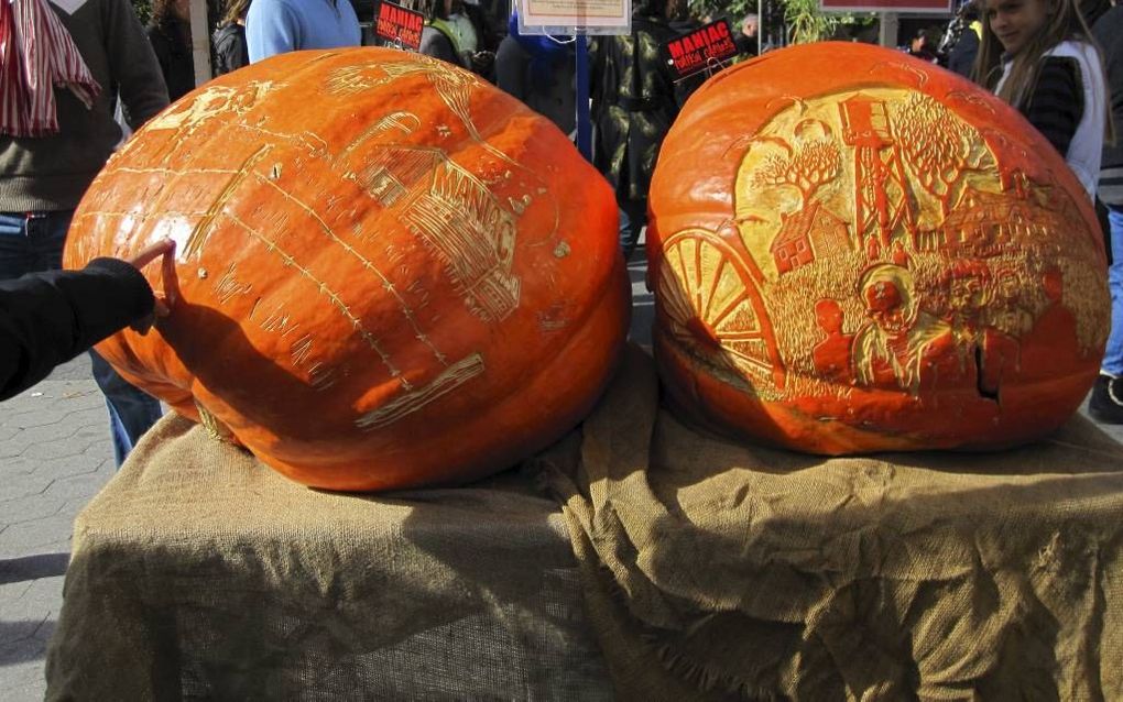 NEW YORK. Halloween kan in Amerika nauwelijks iemand ontgaan. Al weken van tevoren worden er versierde pompoenen en feestkostuums te koop aan­geboden. Het feest is in de loop der jaren steeds meer door de commercie ‘ingepikt’. Beeld RD