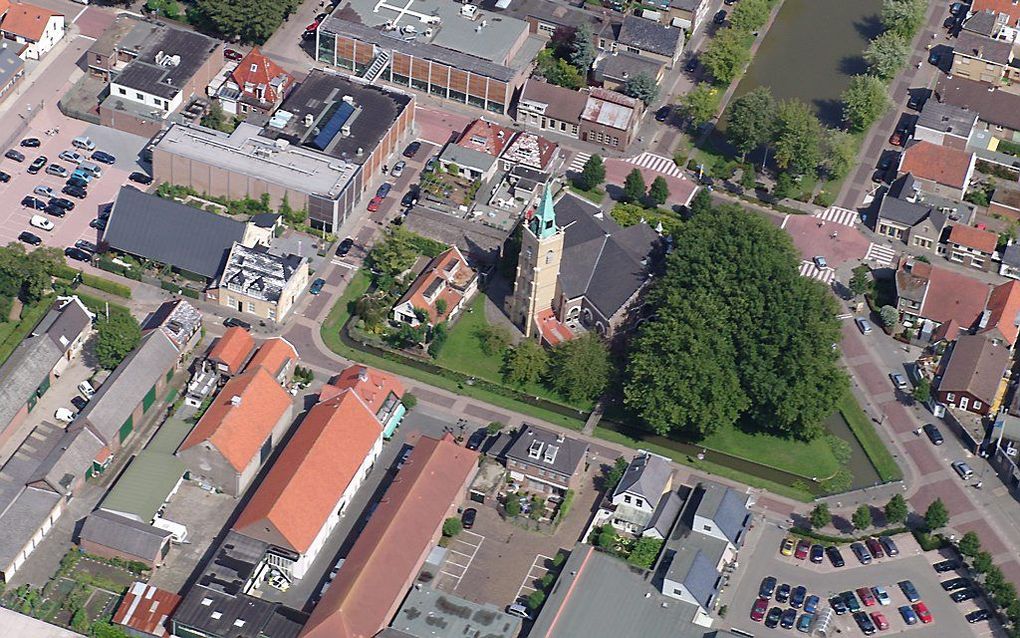 De kerkklokken van de hervormde kerk te 's-Gravendeel begonnen vanmorgen spontaan te luiden. Beeld Hessel Visser, Wikimedia