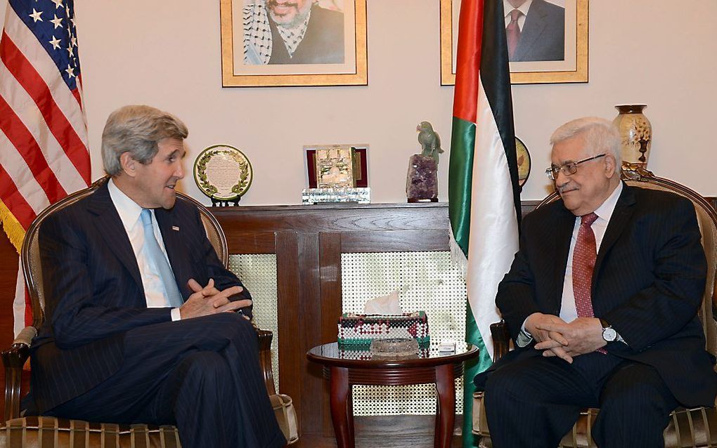 Kerry en Abbas. Beeld EPA