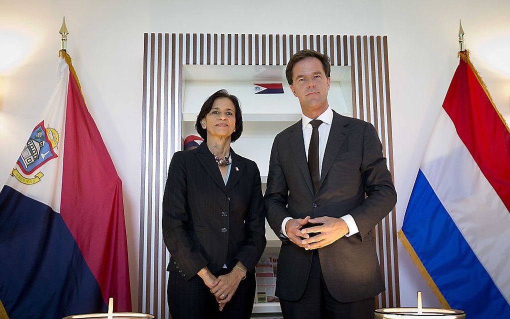 Premier Mark Rutte poseert met de minister president van Sint Maarten Sarah Wescot-Williams. De premier bezoekt sinds zaterdag de Caribische delen van het Koninkrijk samen met een handelsdelegatie. beeld ANP