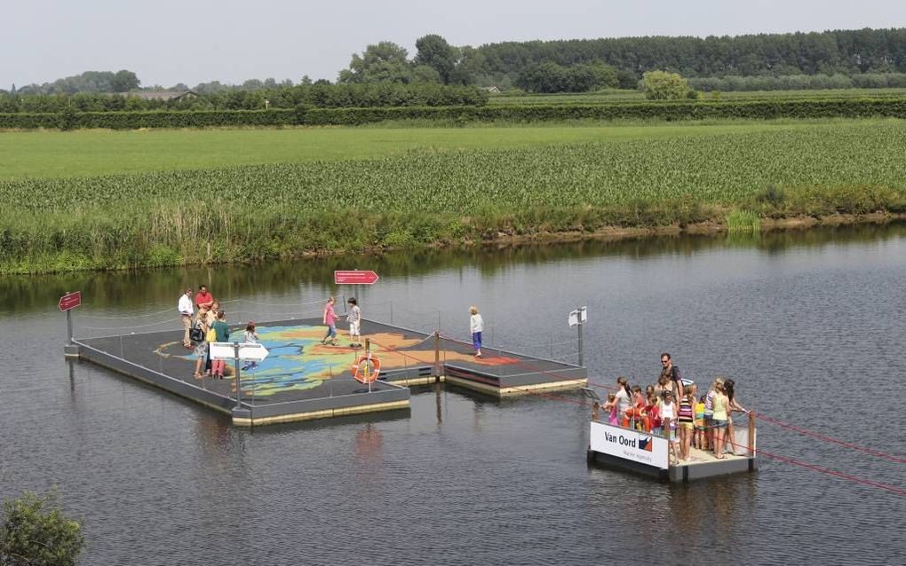 HERWIJNEN. De nieuwste attractie van GeoFort Herwijnen: een schaalmodel van Nederland waar te zien is welk deel van het land onder water zou staan als er geen dijken zouden zijn. beeld GeoFort