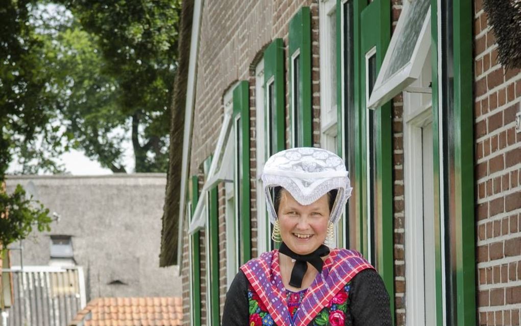 Margje Haasjes-Hokse (43) loopt als een van de jongste Staphorster vrouwen nog dagelijks in klederdracht; ’s zomers alleen op zondag. Dochter Marlize (2) draagt één keer in de week het „Staphorster goed.” Beeld Niek Stam