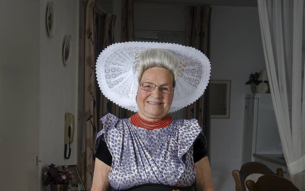 Maatje Schroevers-Meulmeester (84) loopt bijna tachtig jaar in de vissersdracht van Arnemuiden. Beeld Niek Stam