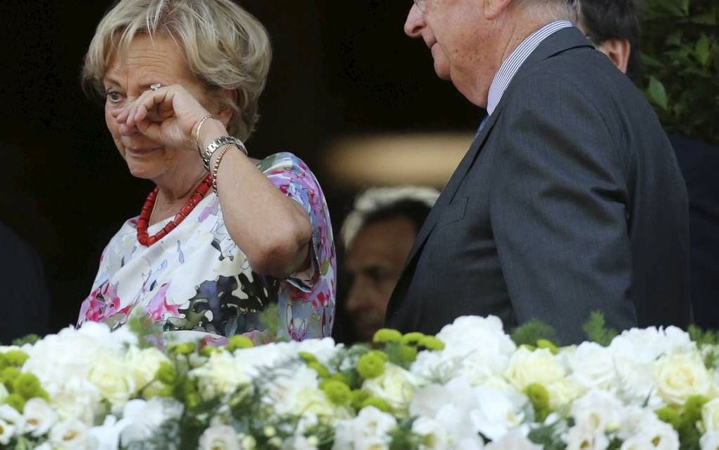 Koningin Paola pinkte vrijdag een traantje weg tijdens een afscheidsbezoek aan Luik. Zondag treedt de Belgische koning af om plaats te maken voor kroonprins Filip. Beeld EPA