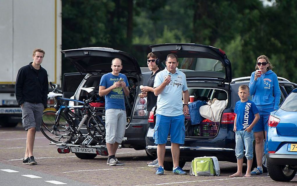 Vakantiegangers steken met volgepakte autos bij Eijsden de grens over. Beeld ANP