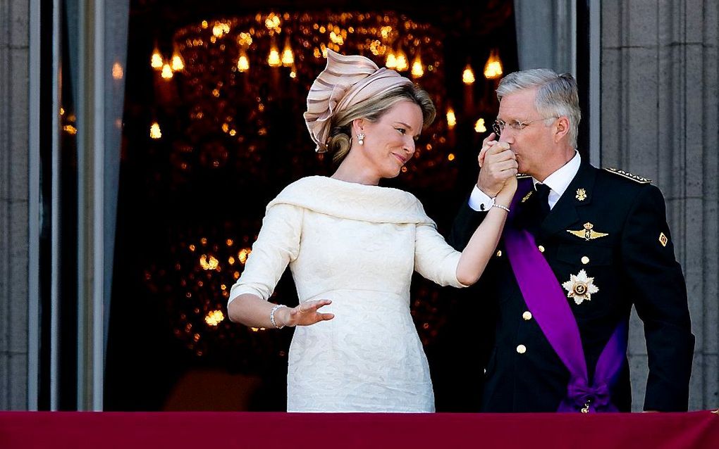 Een handkus voor de nieuwe koningin. Foto ANP