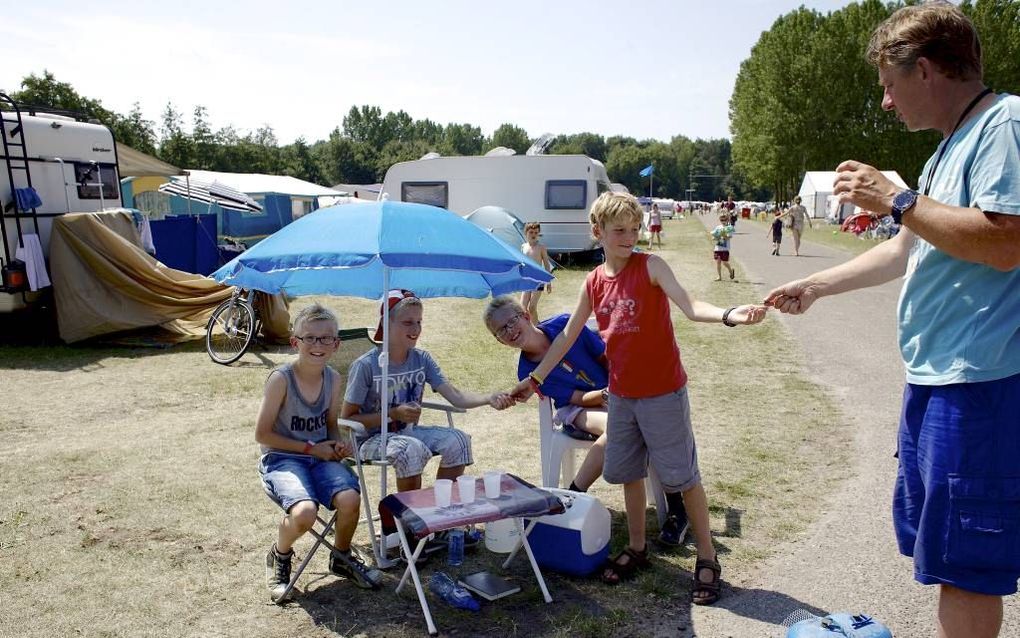 Op het terrein van Walibi in Biddinghuizen vindt deze week de tiende zomerconferentie van New Wine plaats. Beeld Dick Vos