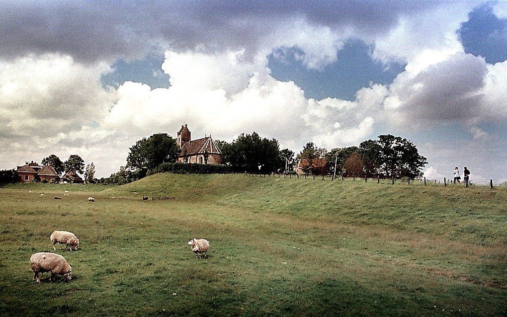 De terp van Hogebeintum, met de kerk. Foto RD, Henk Visscher