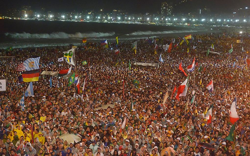 Duizenden mensen bijeen op de Copacabana, dinsdagavond. Foto EPA