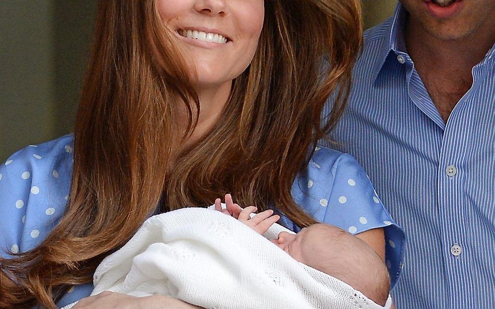 Prins William en zijn echtgenote Kate Middleton toonden hun baby dinsdagavond aan het publiek. Foto EPA