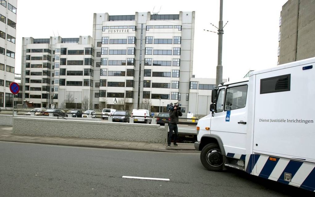 AMSTERDAM. Een arrestantenbus van de Dienst Justitiële Inrichtingen arriveert bij de rechtbank in Amsterdam. Ruim 14.000 veroordeelde criminelen die eigenlijk in de cel hadden moeten zitten, zijn onvindbaar voor justitie en lopen vrij rond. Een Kamerdebat