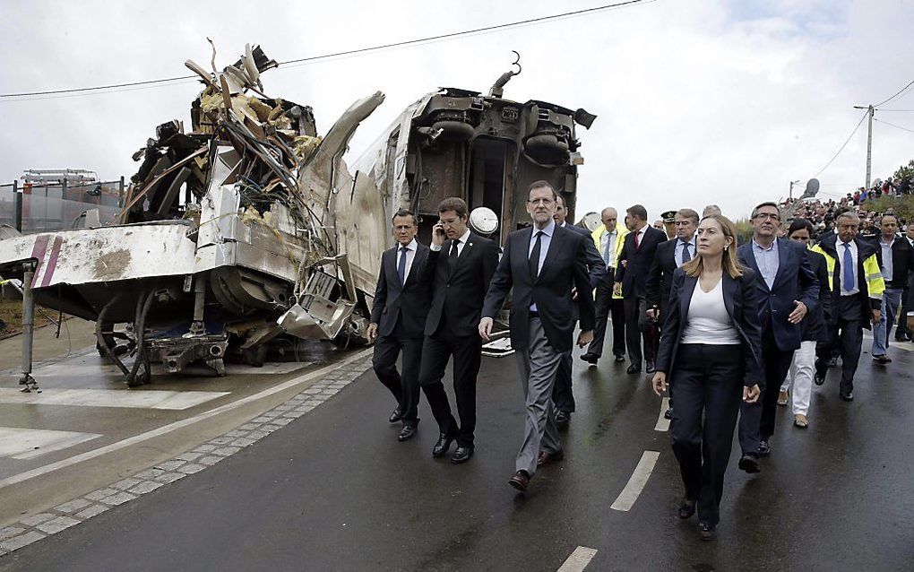 De Spaanse premier Rajoy op de rampplek (m.). Foto EPA