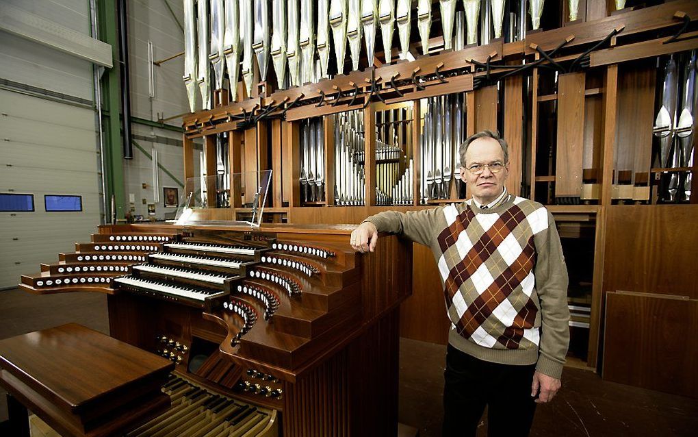 Jan van den Heuvel, hier bij het orgel voor Kopenhagen dat nog in de werkplaats in Dordrecht staat opgesteld. Beeld Sjaak Verboom