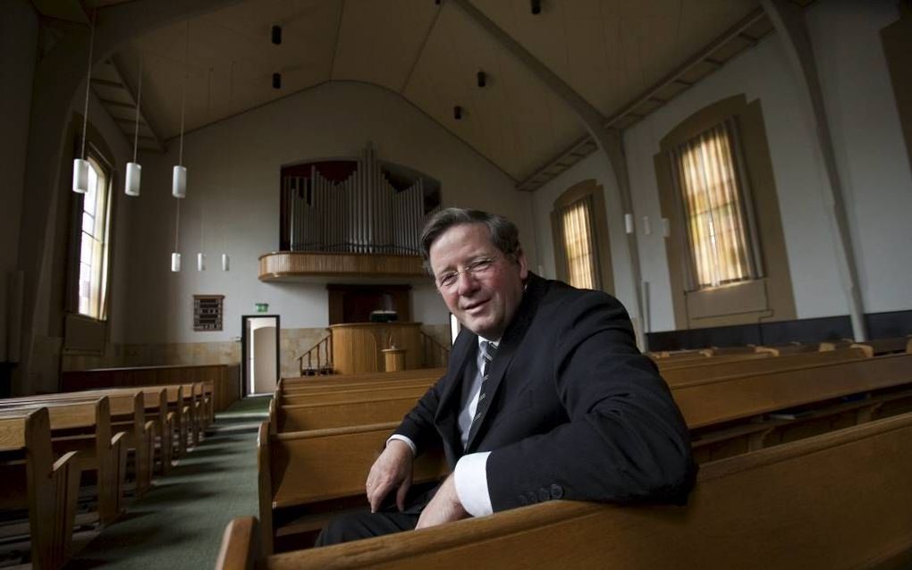 Ds. L. W. van der Meij in de Bethelkerk in Katwijk. „Tussen m’n twaalfde en m’n negentiende weigerde ik hier mee te zingen. Maar toen ik voor het eerst echt ging luisteren, begon ik ook te zingen.” Beeld Henk Bouwman