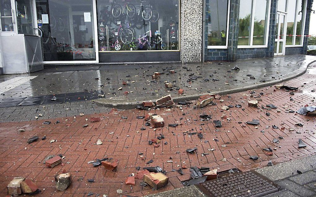 In het Limburgse Hoensbroek zijn na blikseminslag brokstukken van een schoorsteen op een fietspad beland. Foto ANP