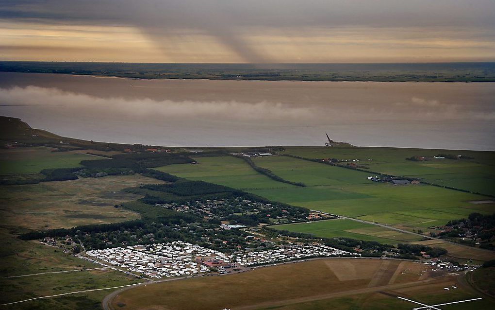 Luchtfoto van camping Roosdunen op Ameland. Jaarlijks worden de Waddeneilanden door vele toeristen bezocht. Foto ANP