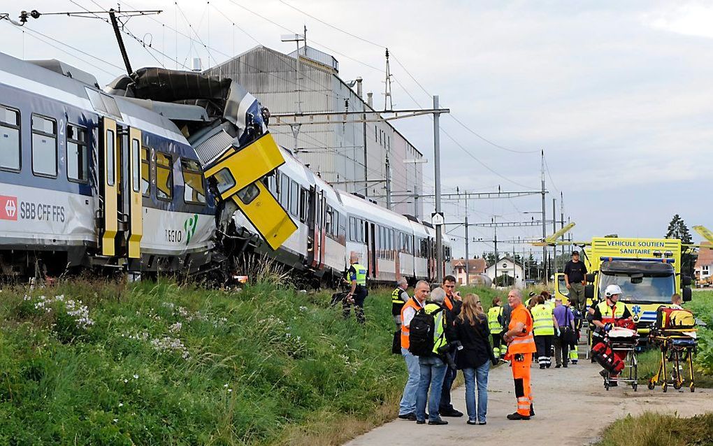 Hulpverleners bij de op elkaar gebotste treinen. Foto EPA