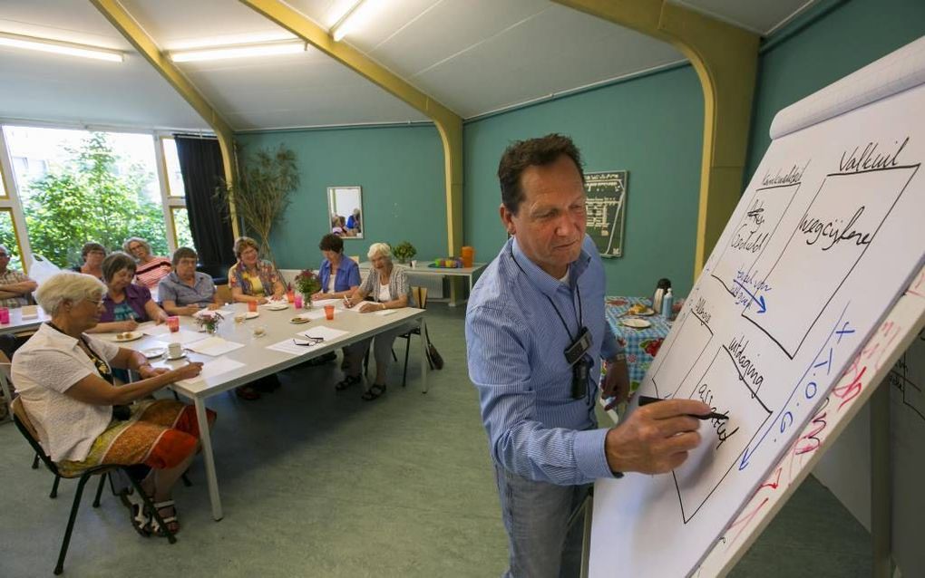 Robert van Es (r.) geeft communicatietraining op de zomerschool van de ANBO in Gouda. „Als u nieuw gedrag vertoont, gaan anderen anders reageren.” Beeld Fotoburo Martin Droog