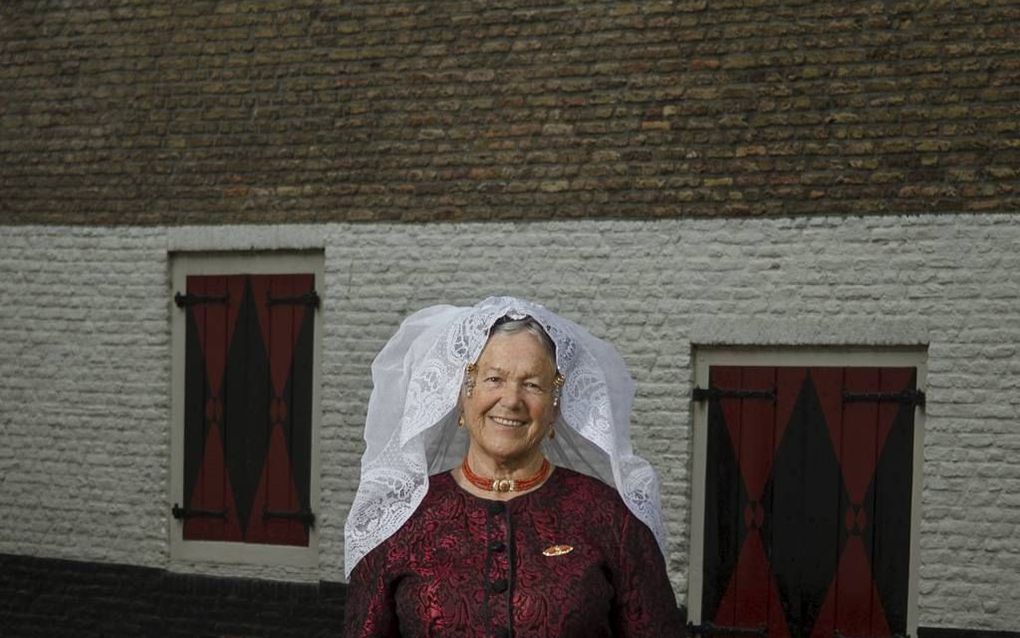 Mina Verton-Kooijman (73) uit Zierikzee loopt vaak in de ‘verdwenen’ dracht van Schouwen-Duivenland om de streekdrachttraditie levend te houden. Beeld Niek Stam