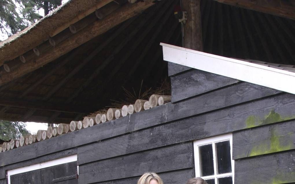 OTTOLAND. Journalist en schrijfster Anne Marie Hoekstra (l.) samen met haar nicht Marlise Bijkerk, die kleding in de stijl van overgrootmoeder Plonia Loeve naait. Ook Marlise is een achterkleindochter van Plonia. beeld André Bijl