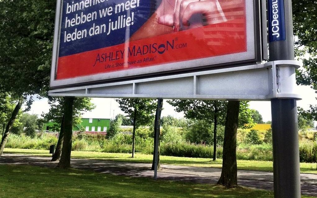 AMSTERDAM. Dat de SGP zich keert tegen sites die vreemdgaan promoten, is Ashley Madison niet ontgaan. Met een billboard in Amsterdam prikkelt de overspelsite voorbijgangers. De site, actief in 28 landen, werkt sinds kort ook in Nederland. beeld Michael va