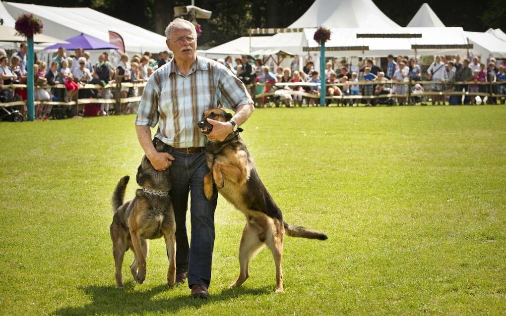 BARNEVELD. Trainer Appie laat op de beurs Naar Buiten zien hoe politiehonden worden ingezet. Krachtig werpt een van de honden boef Theo tegen de grond. De beurs duurt tot en met zaterdag. beeld RD, Henk Visscher