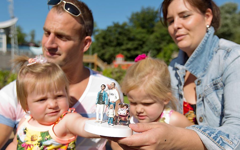 De miljoenste bezoeker van Madurodam Lauren Dorger toont de miniatuur van haarzelf met haar gezin. Zij mogen deze zelf in het park plaatsen. ANP