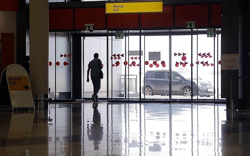 Een man verlaat vliegveld Sjeremetjevo bij Moskou. Foto EPA