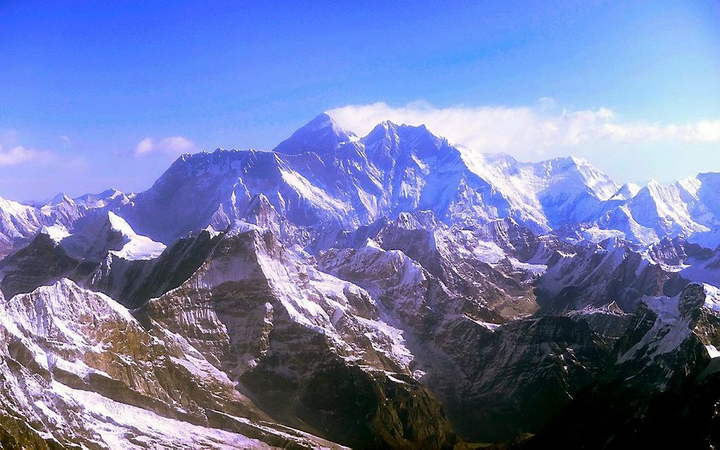 In het midden de top van de Mount Everest en het omliggende Himalaya gebergte. Foto EPA