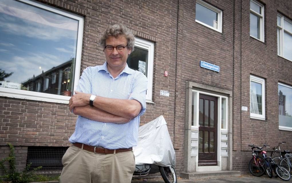 Drs. R. Toes woonde tot zijn 23e in de voormalige arbeiderswijk Charlois in Rotterdam. Foto: Toes voor zijn ouderlijke huis. De woning met slechts vier kamers bood onderdak aan vader, moeder en tien kinderen. Richard sliep met enkele broers in de kelder. 