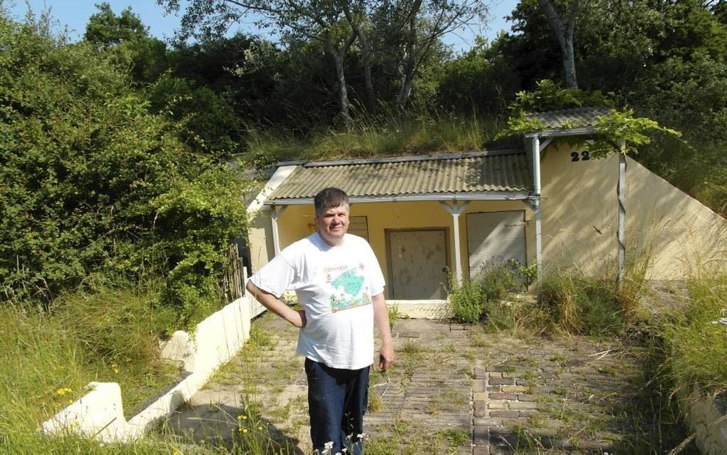 Engel Scholtenlo voor een van de bunkers die gebruikt worden als vakantiewoning. Beeld Jan van Reenen