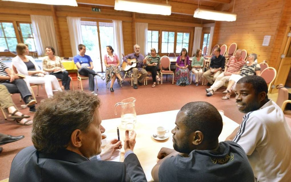 Ds. C. W. Rentier (l.), directeur van Evangelie & Moslims, tijdens de zomerschool van zijn organisatie in gesprek met twee moslims die uitleg geven over hun geloof: Salahaddin Schipper (m.) en Bilal Keizer. beeld William Hoogteyling