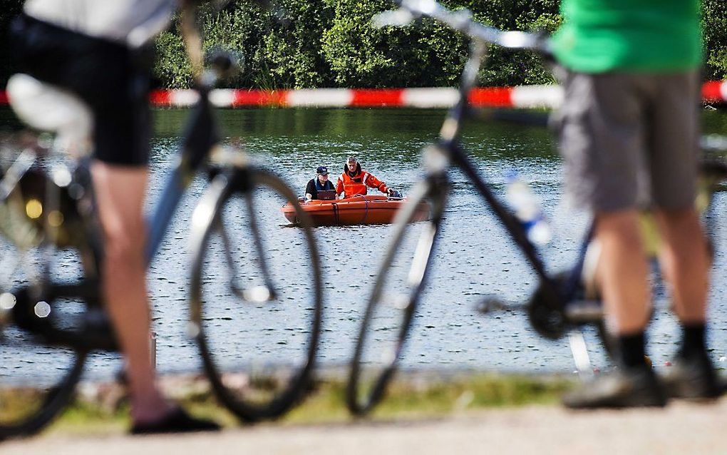 Specialisten van de politie zochten zaterdag met sonarboten op een waterplas langs de Tienrayseweg naar twee vermiste Polen. Foto ANP