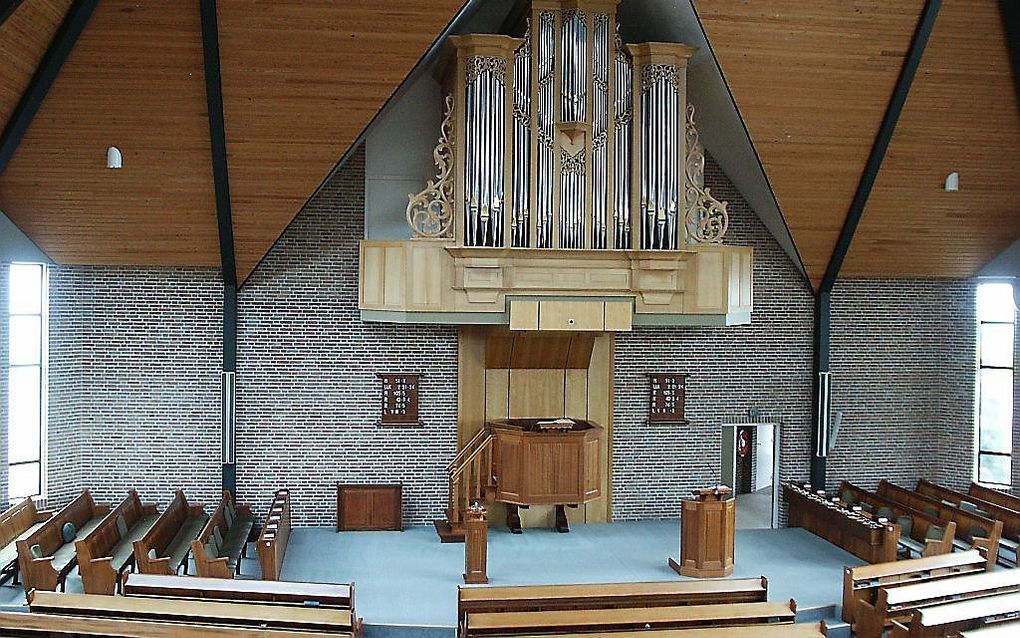 Interieur van het kerkgebouw van de gereformeerde gemeente van Kootwijkerbroek, met het orgel van Hendriksen & Reitsma uit 1994. Beeld Janco Schout