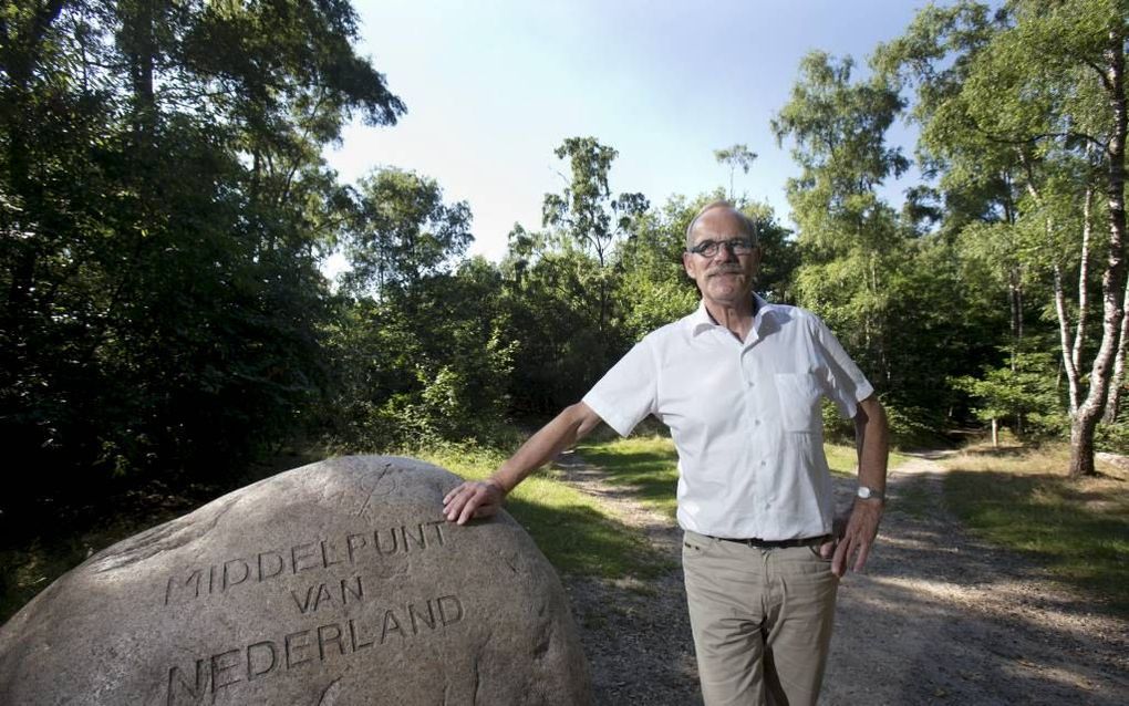 Wethouder Kremers van Ede bij de plaats die het middelpunt van Nederland zou zijn. De plek wordt binnenkort opgeknapt. beeld Herman Stöver