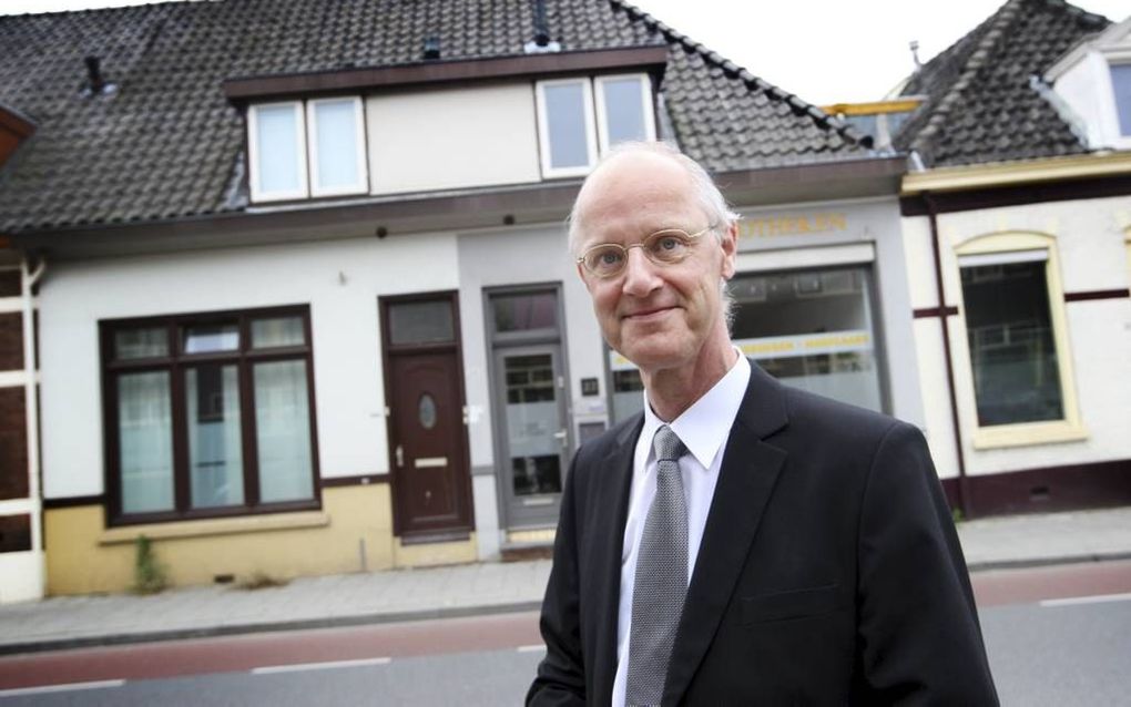 Ds. W. Visscher voor de vroegere woning annex melkzaak aan de Veenweg in Deventer waar hij is opgegroeid. Beeld Rob Voss