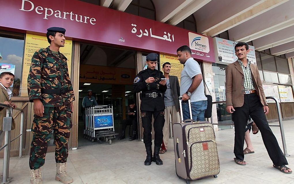 SANAA - Een man laat zijn paspoort zien bij de vertrekhal van Sanaa International Airport. Nederlanders die nog in Jemen zijn, worden door het ministerie van Buitenlandse Zaken ,,dringend geadviseerd'' het land te verlaten. beeld AFP