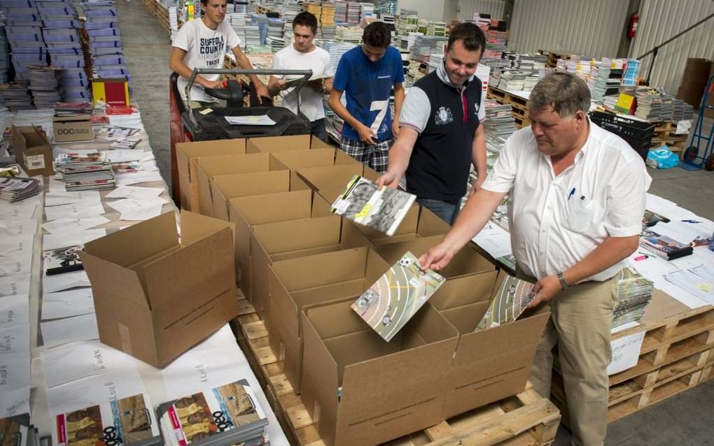 YERSEKE. Het nieuwe schooljaar staat voor de deur. Boekhandel Hoekman uit Yerseke stelt pakketten schoolboeken samen voor de bijna 3200 leerlingen van het Calvijn College. „Ik lig ’s nachts nog boeken uit te zoeken”, zegt Piet Hoekman (r.). beeld Dirk-Jan