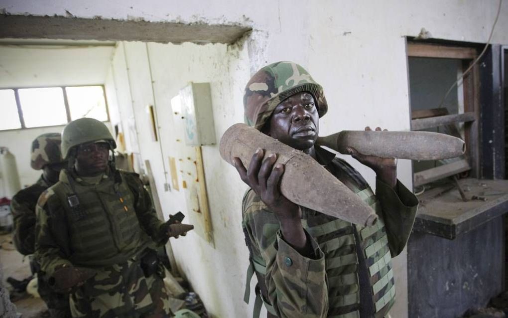 Ugandese soldaten, die namens de Afrikaanse Unie in Somalië zitten, halen een wapendepot van terreurgroep al-Shabaab leeg. Terreurgroepen bekostigen hun materiaal voor een belangrijk deel uit criminele activiteiten. Beeld EPA