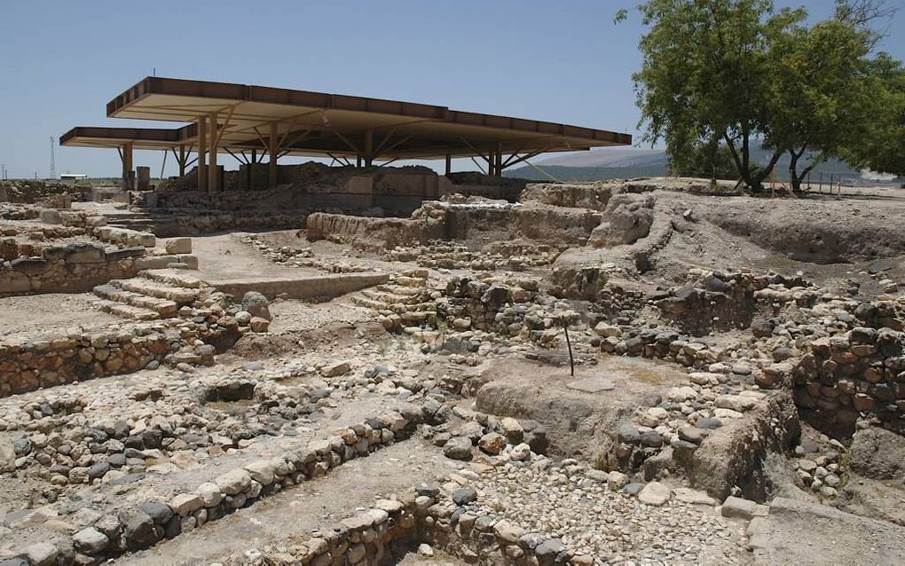 JERUZALEM. Opgravingen bij Hazor in Israël. Onder het afdak liggen overblijfselen van een paleis, waarin sporen van een brand te zien zijn. Die woedde waarschijnlijk bij de verovering van Hazor door Jozua. beeld Alfred Muller