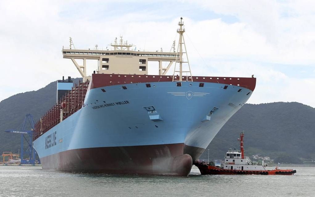 De Maersk Mc-Kinney Møller maakt een eerste trip van Azië naar Europa. Het grootste containerschip ter wereld loopt vrijdag Rotterdam binnen. beeld EPA