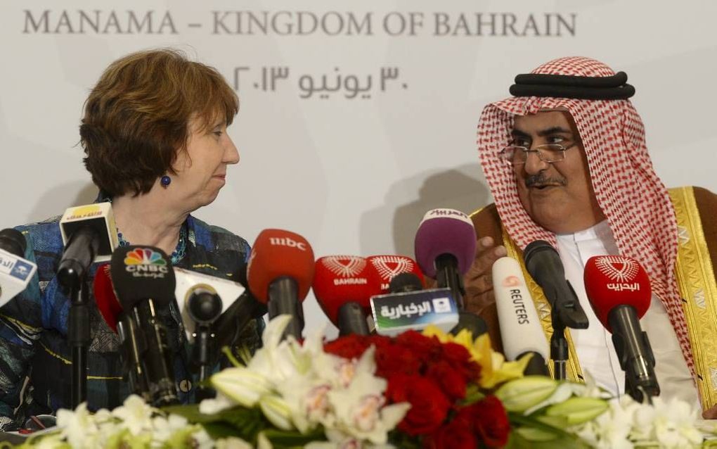 EU-buitenlandchef Ashton (l.) eind juni op een persconferentie met minister Khalid al-Khalifa (r.). Beeld EPA