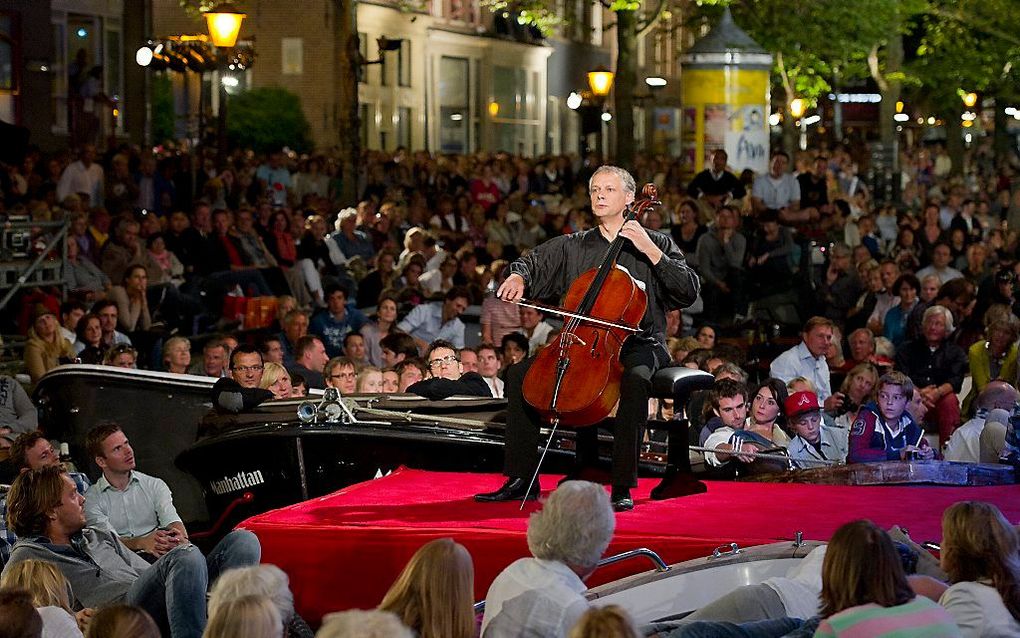 Pieter Wispelwey tijdens het Prinsengrachtconcert in 2011. Foto ANP.