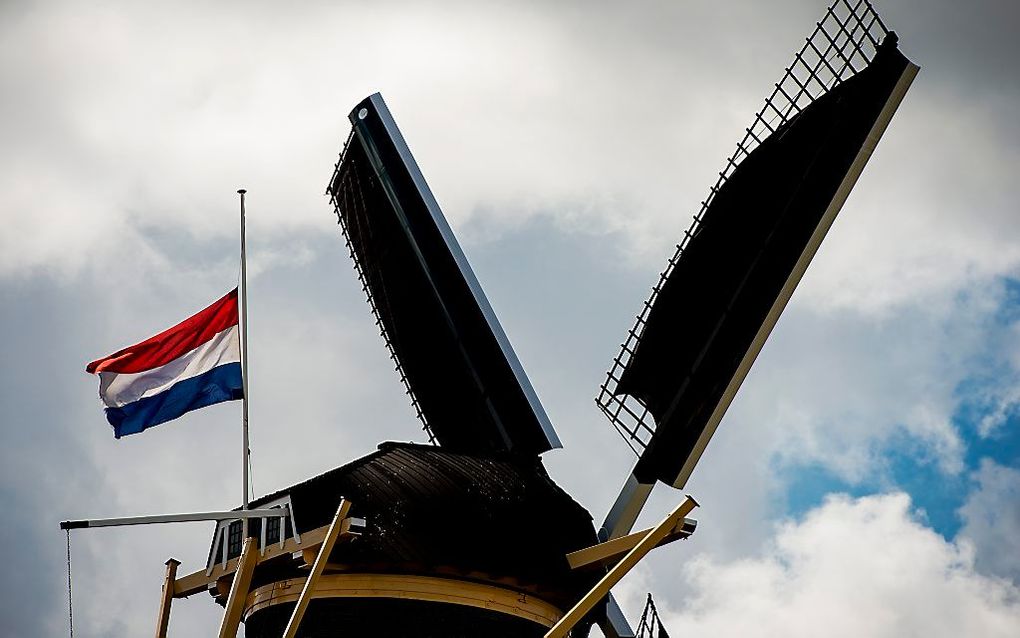 Een draaiende molen heeft de vlag half stok hangen voor prins Friso. de meeste molens in Nederland zetten hun wieken in de rouwstand na het overlijden van de prins. Friso was sinds 2005 beschermheer van vereniging De Hollandsche Molen. Beeld ANP