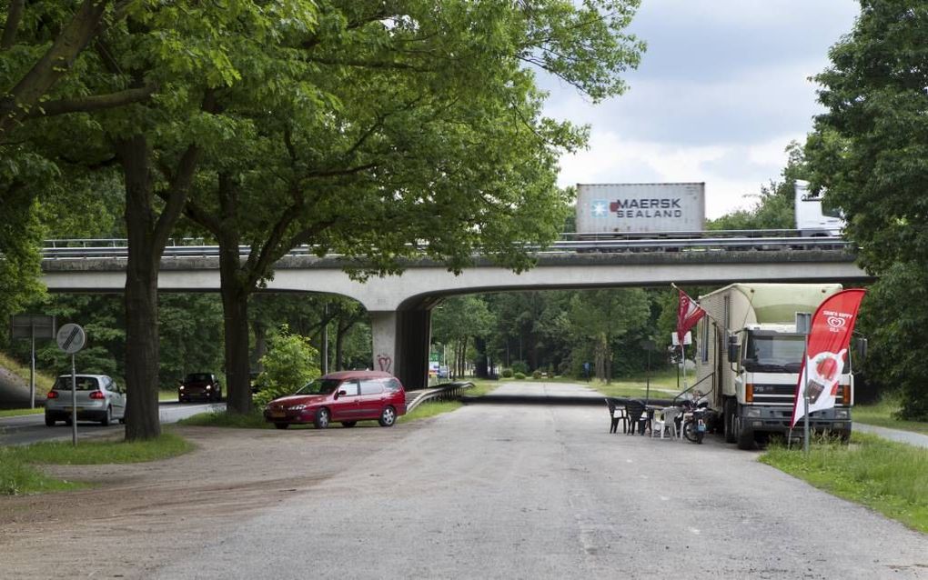 BEEKBERGEN. Het bijna nutteloze viaduct onder de A1 tussen Beekbergen en Apeldoorn. Charles Tamboer profiteerde ervan door er achttien jaar lang zijn snackbar te exploiteren. beeld RD, Anton Dommerholt