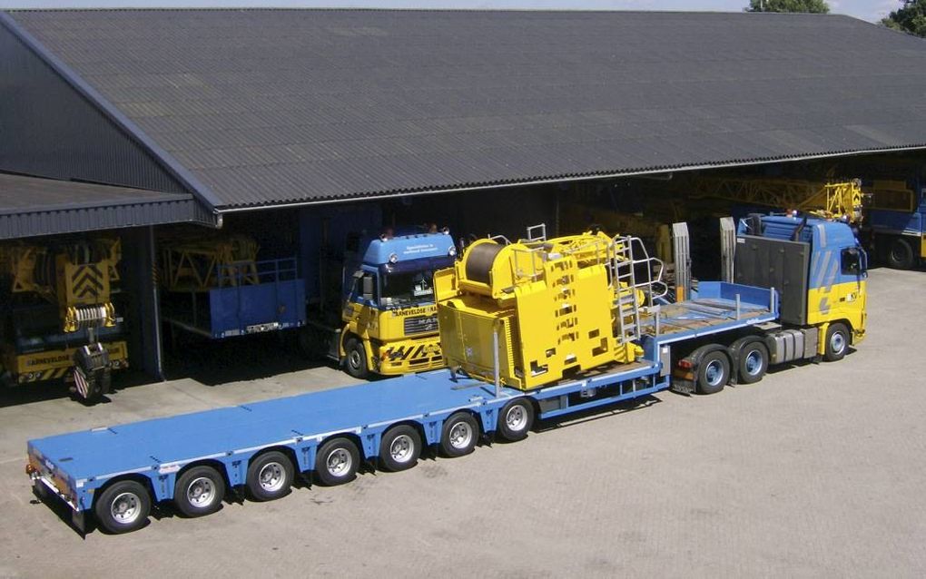 Een van de twee splinternieuwe Nooteboom zwaartransporttrailers met het blok met de aandrijving van de lier. Foto RD