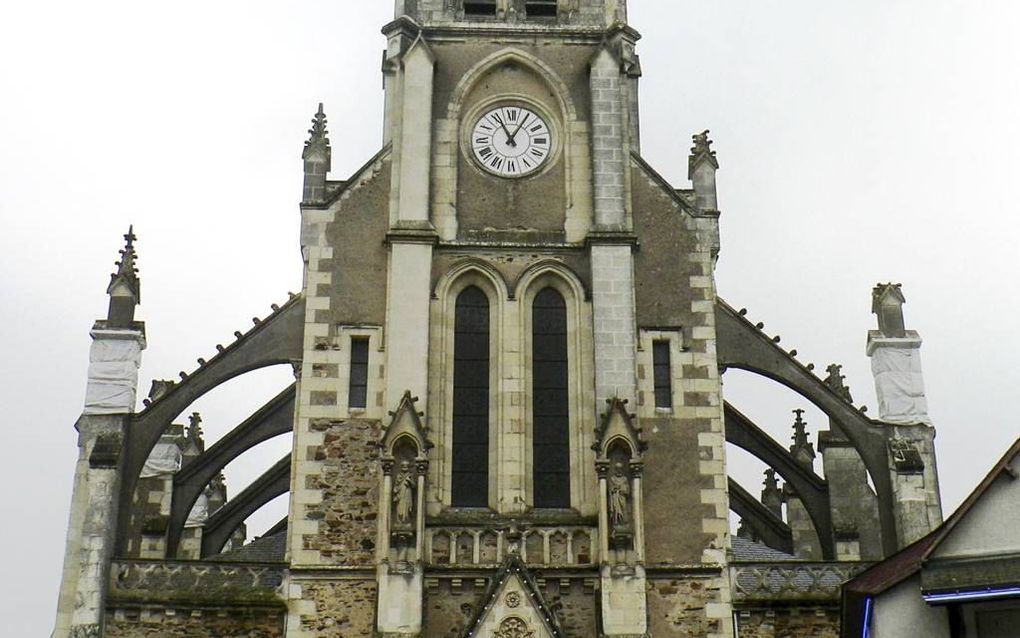 De 19e-eeuwse kerk in het Franse dorpje Sainte-Gemmes-d’Andigné wordt met sloop bedreigd. De toren kan wellicht blijven staan, maar de rest van het bedehuis moet plaatsmaken voor een soort vierkante blokkendoos van beton en staal. Beeld Patrimoine Religie