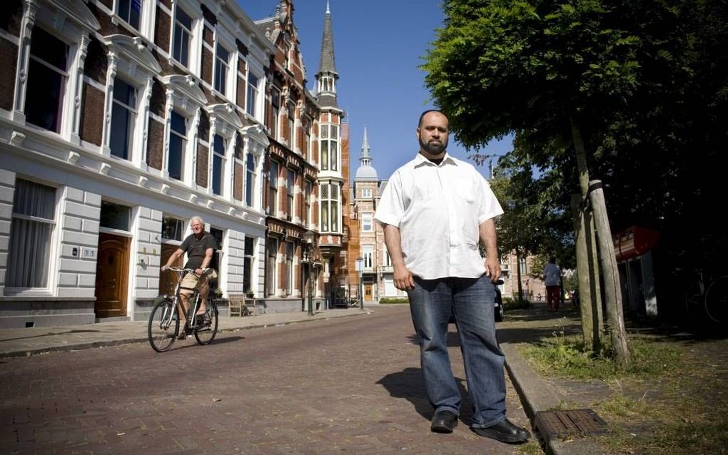 Abdullah Haselhoef groeide op in de sjieke Haagse wijk Duinoord, waar veel ambassades staan. Beeld Gerhard van Roon