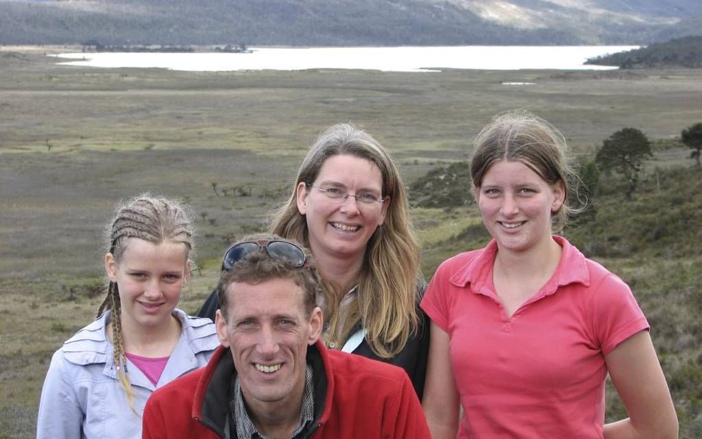 Martijn en Anne-Marie van Driel werken namens de stichting Help Onderwijs Papua aan nieuwe schoolboeken voor de lokale jeugd. Beeld Van Driel