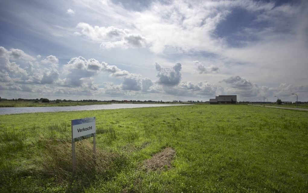 Een eenzaam verkochtbordje in Blauwestad. Beeld Sjaak Verboom